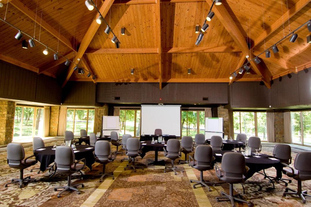 Postoak Lodge And Retreat Tulsa Exterior photo